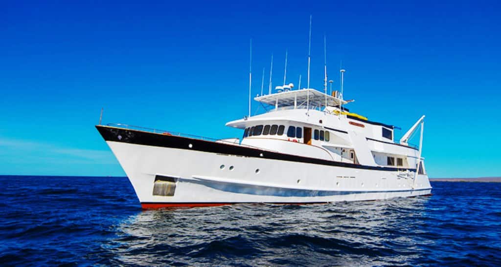 Galapagos-boat-Beluga